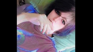 短いピクシー紫色の髪の淡いキューティーフェンボーイ/おなかにCums