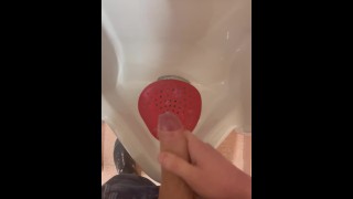 Branler dans l’urinoir public