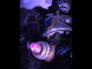 大猩猩怪物使用枪管作为暨套！