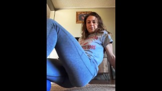 Секретный джой в прямом эфире TikTok и трется киской о ковер