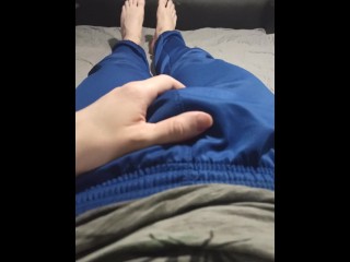 Een Man in Blauwe Sweatpants Wrijft over Zijn Bobbel