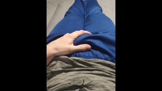 Een man in blauwe sweatpants wrijft over zijn bobbel