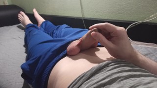 Ragazzo in blu pantaloni della tuta si masturba il suo cazzo