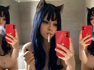 Голая сводная сестренка курит в зеркале (полное видео на моем 0nlyfans/Manyvids)