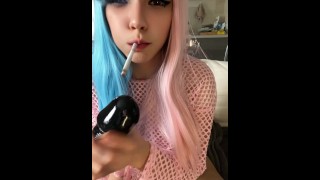 Pequena garota gamer fumando no vibrador da BBC (vídeo completo em meus 0nlyfans /Manyvids)