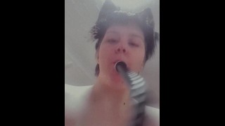 Femboy lubrica el tapón anal con su boca