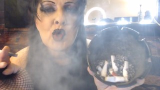 humilhação Slave de fumaça Gothic Goddess