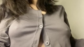 Mein süßer neuer Pullover, aber meine großen Titten wollen raus