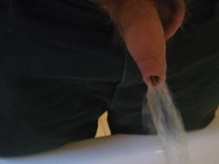 Pissing in a bath splashing sound