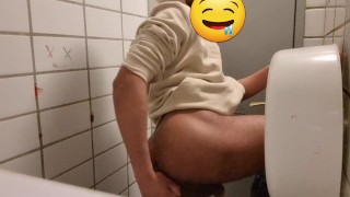 Masturbación anal - Baño público