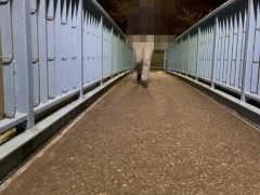 【既婚リーマン】歩道橋の上で射精できるか挑戦してみました！結果はいかに？！ - Screenshot 4 of 16 - Cum