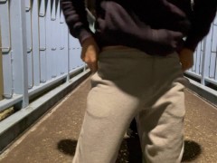 【既婚リーマン】歩道橋の上で射精できるか挑戦してみました！結果はいかに？！ - Screenshot 6 of 16 - Gay