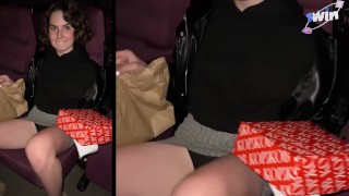 Quickie com uma gostosa no cinema - Sexo em público no seu melhor!