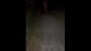 Passeggiata nuda nel parco