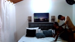 ホテルの部屋でセクシーなブルネットの後背位をファックします