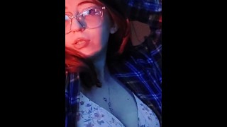 Sexy Studentin zeigt ihre großen Brüste vor der Kamera mit Musik