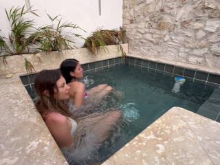 Dvě Sexy Lesbičky Masturbují Ve Veřejném Bazénu Ve Strachu, že Budou Odhaleny.