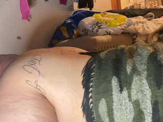 Возбужденная белая девушка сосет фаллоимитатор