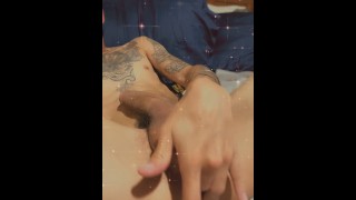 Latino gay tatuado brincando consigo mesmo
