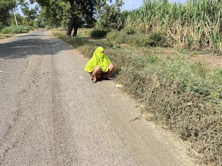 कोमल खुलेआम रोड पर मूत रही थी एक बन्दे ने घसीट ते हुए लेके गया जोर जोर से चोदा