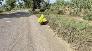 कोमल खुलेआम रोड पर मूत रही थी एक बन्दे ने घसीट ते हुए लेके गया जोर जोर से चोदा