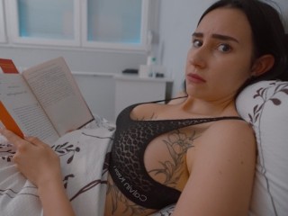 Мачеха играет с членом пасынка, чтобы трахнуть и получить сперму в киску во время секса в постели