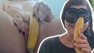 ShyTeen de 18 anos fode banana! Buceta peluda gozando