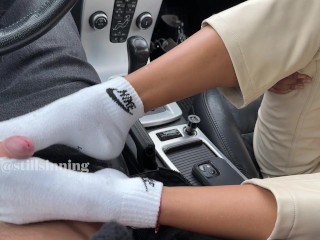 Малышка дает Sweaty Roadtrip SOCKJOB 😈