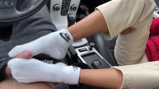 Babe gives Sweaty Roadtrip SOCKJOB 😈