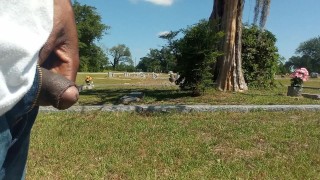 Mijando gostoso no cemitério!!