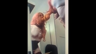 Sissy Alicia succhia un dildo sullo specchio