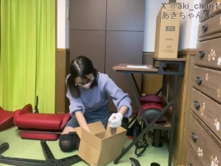 女の子が家具を組み立てる。パンチラを楽しむ動画。ゲーミングチェア編