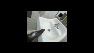 Grosse bite noire sur le comptoir de la salle de bain compilation