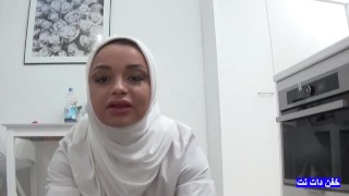 Egyptský Paroháč Povolá Přítele Jejího Syna Salema Al-Antilu, Aby Udělal Domácí Úkol, Zatímco Je Její Manžel V Práci
