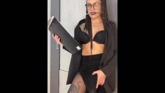 你的老板娘在裙子下面有一个巨大的鸡巴