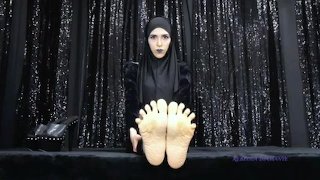 Adorer mes pieds arabes en silence suprême - fétichisme des pieds froissés semelles arabe maîtresse pov