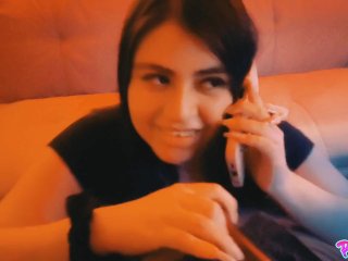 Screen Capture of Video Titled: AMIGA me CHUPA la VERGA mientras habla con su NOVIO - Priscy Rollplay