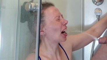 Туалетная шлюха случайно мочится глотать (Человеческий туалет)