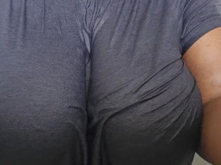濡れたtシャツの巨乳と太った乳首