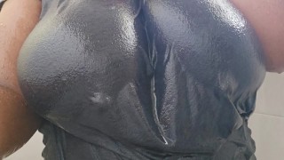 Gros seins et gros mamelons dans une chemise T humide