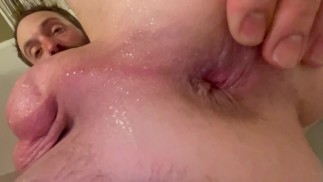 Папочка растягивает свою маленькую жопу в ванне