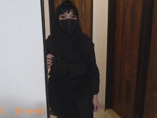 Мусульманская 19-летняя девушка занимается сексом со старым портным(нейлоновые носки)