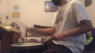 pais gemendo na outra sala enquanto estou tocando bateria