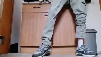 Горячий скейтбордист тайно дрочит