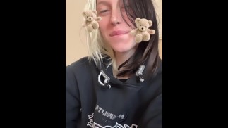 Альтернативная девушка мастурбирует в одиночестве дома