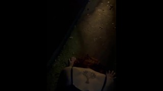 Vagabunda corrimão no beco escuro do centro da cidade - vídeo completo em Onlyfans