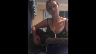 Porn Queen se apresenta cantando Sex Art
