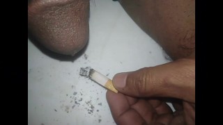 Homem peludo piscando dick-Ash fluindo para baixo- fumando dick-music