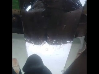 Принятие душа обнаженным на открытом воздухе-Зеркало-отражение на крыше