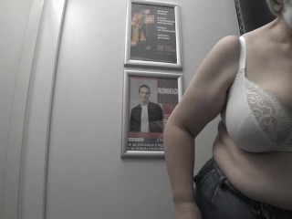 В примерочной примеряю T-футболки.